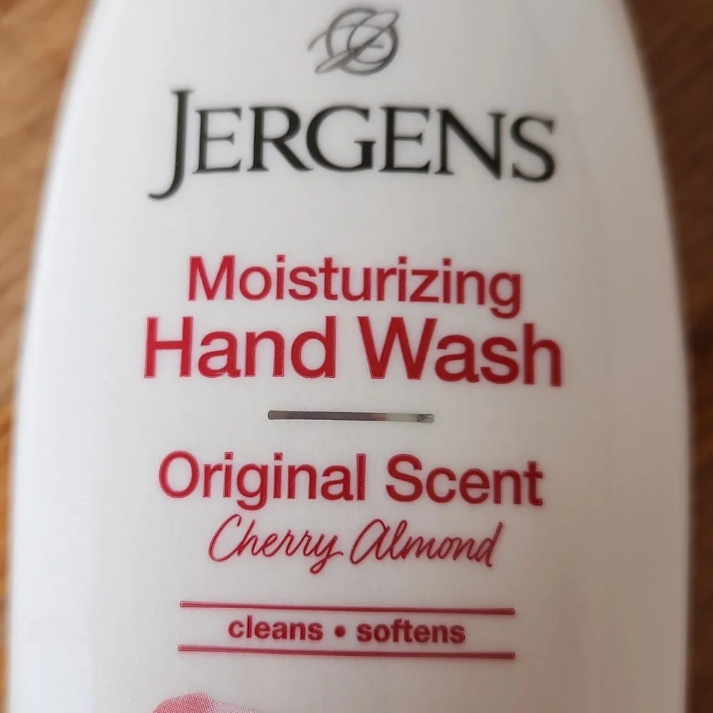 Jergens Moisturizing Hand Wash & Bar Soap Original Cherry Almond Essence‎